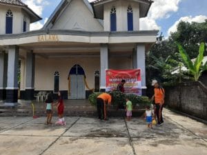 bersihkan gereja kalawet