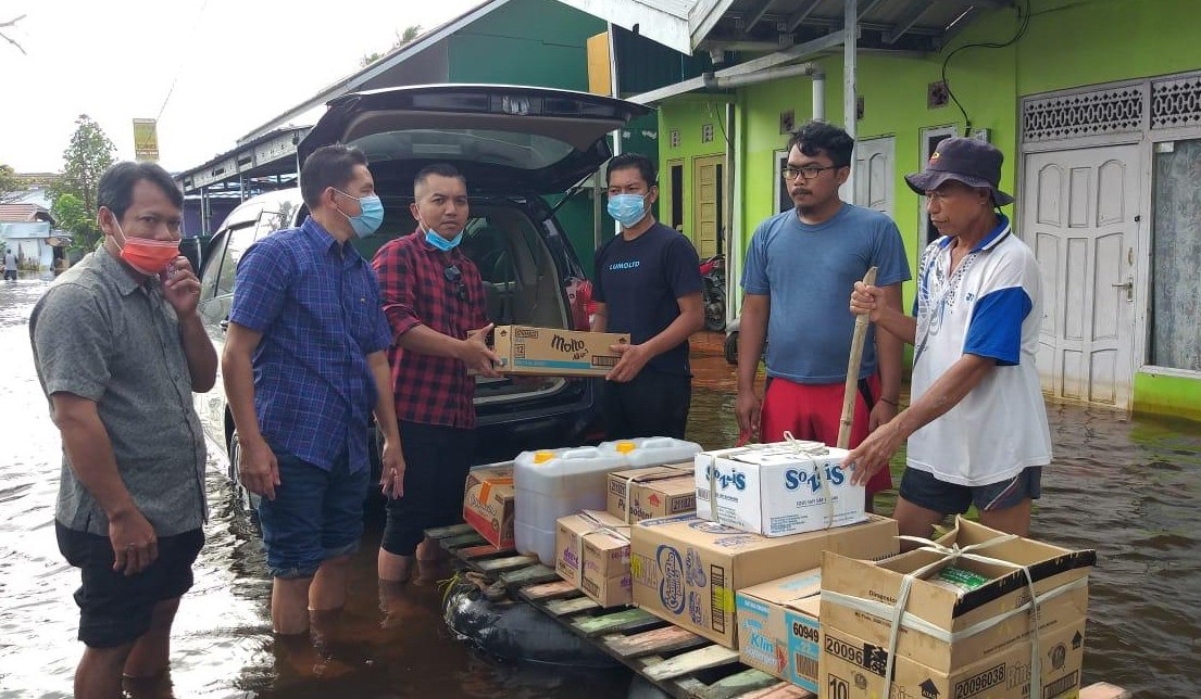 Ketua DPRD menyerahkan bantuan