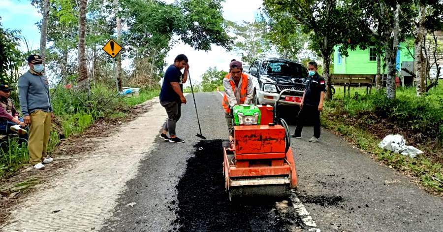 PERBAIKAN JALAN MENUJU DESA LEMO.