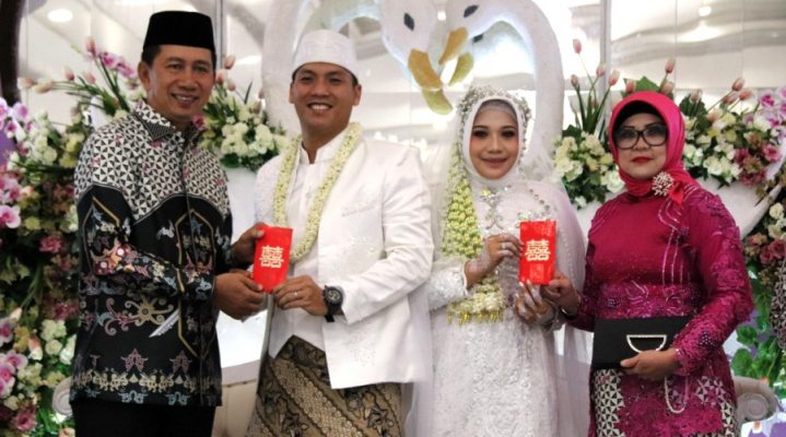 FOTO BERSAMA MEMPELAI.