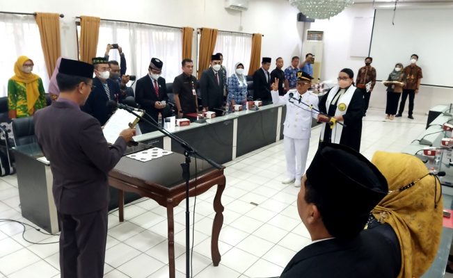 AMBIL SUMPAH JANJI CAMAT