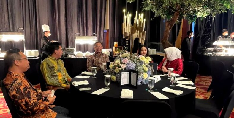 HADIRI RESEPSI PERNIKAHAN