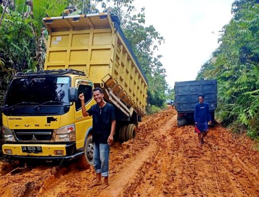 JALAN RUSAK SAAT DILALUI TRUK.