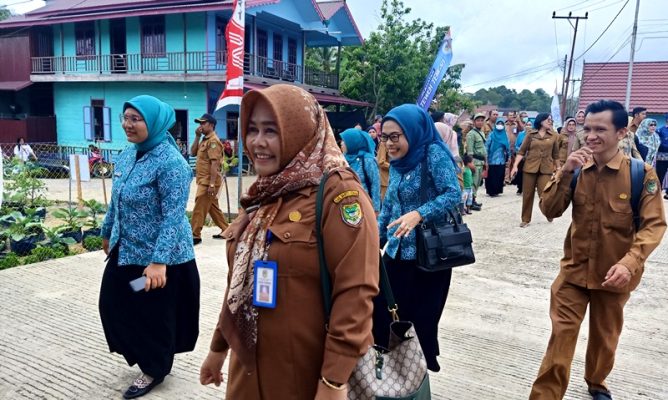 TIM PENILAI LOMBA DESA.