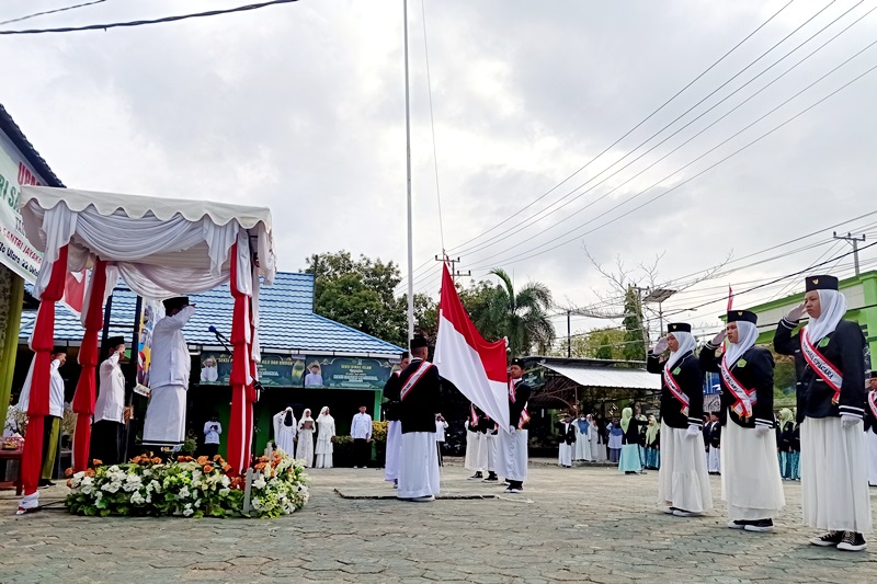 UPACARA PERINGATI HARI SANTRI.