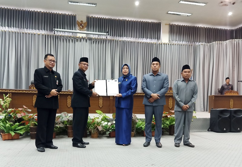 KETUA DPRD SERAHKAN PEMANDANGAN UMUM FRAKSI.
