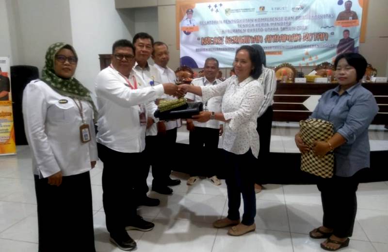 SERAHKAN BAHAN PELATIHAN