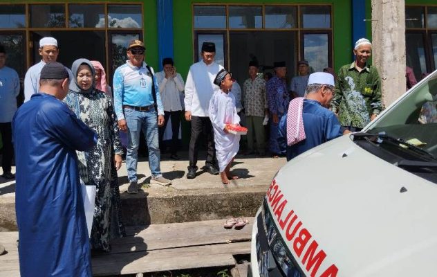 SERAHKAN BANTUAN MOBIL AMBULAN..