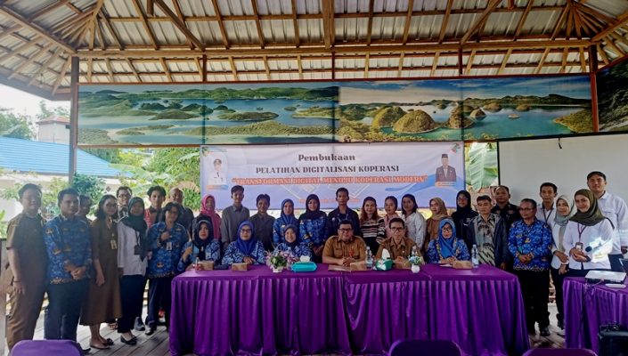 FOTO BERSAMA KADIS NAKERTRANSKOP UKM.