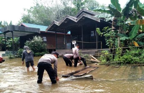 BANJIR DI KECAMATAN MONTALLAT.