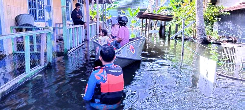 BPBD EVAKUASI LANSIA DAN ANAK-ANAK..
