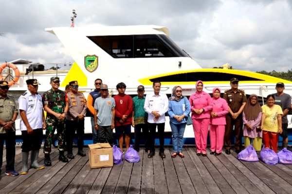 DISTRIBUSI BANTUAN DI TEWEH SELATAN.