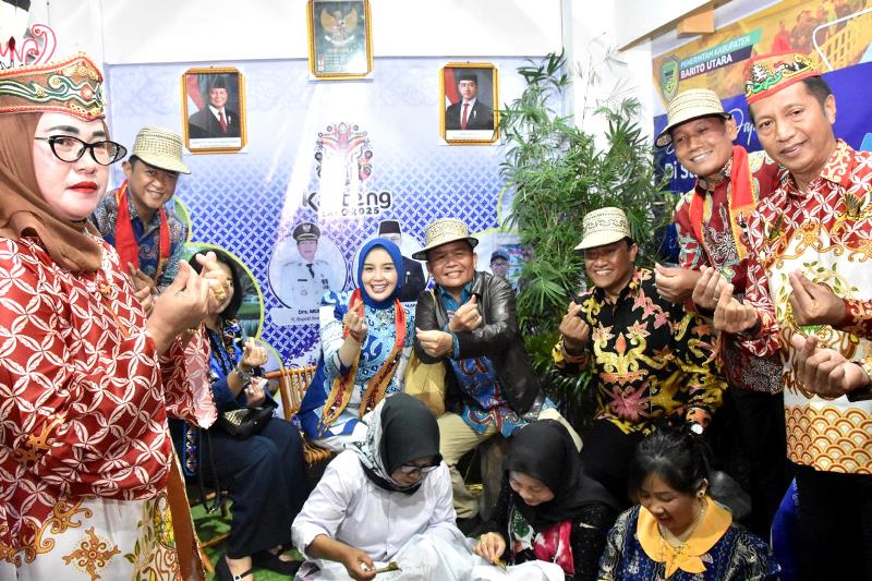 KUNJUNGI STAND UMKM BARITO UTARA (1)