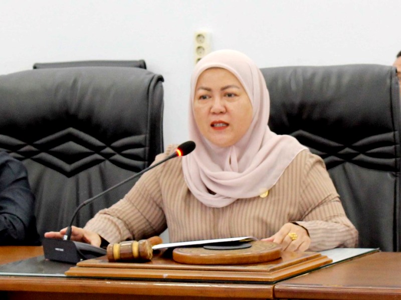 HENNY ROSGIATY RUSLI....