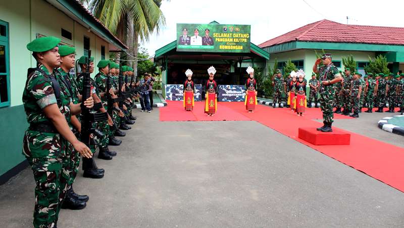 SAMBUT PANGDAM XII TPR DI MAKODIM.