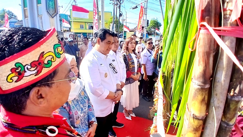 Bupati Barito Utara H. Shalahuddin Resmi Tempati Rumah Jabatan, Disambut Adat Potong Hompong