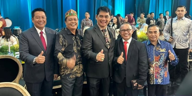 HADIRI RESEPSI PERNIKAHAN..