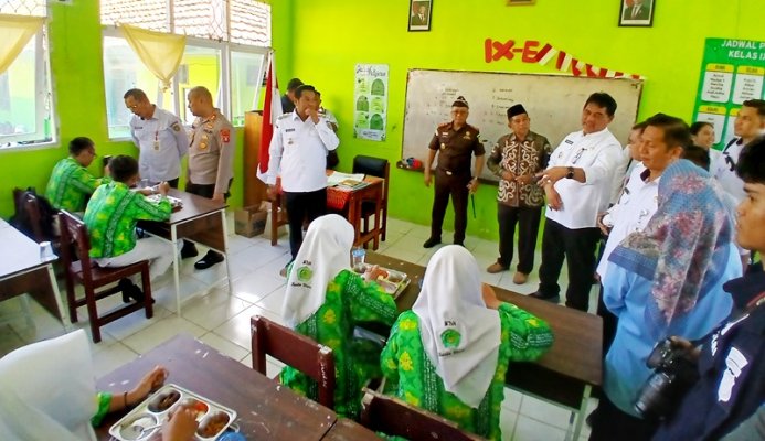 LAUNCHING PROGRAM MBG DI MTSN....