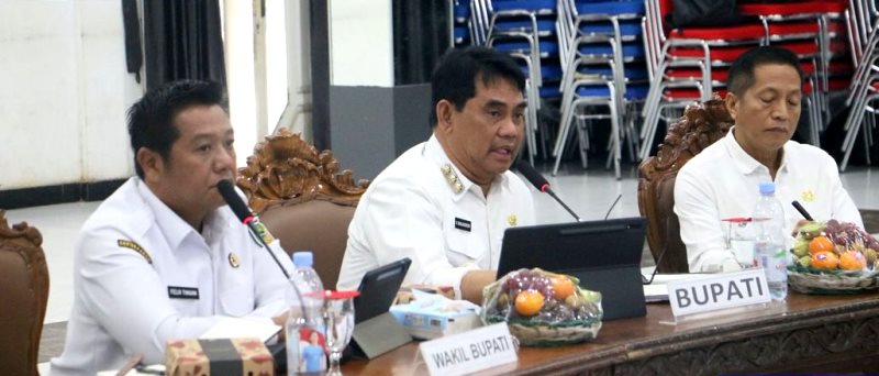 BUPATI PIMPIN RAKOR CAMAT SE BARUT..