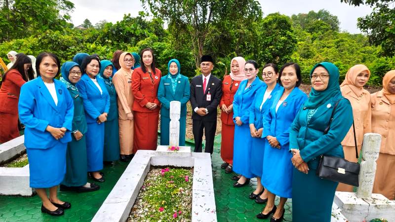 ZIARAH TMP PERINGATI HARI IBU KE-97...