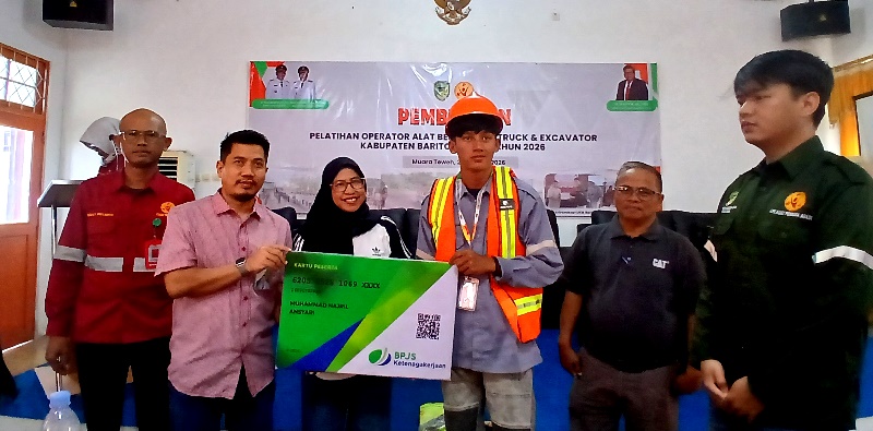 PESERTA TERIMA APD DAN BPJS KETENAGAKERJAAN..